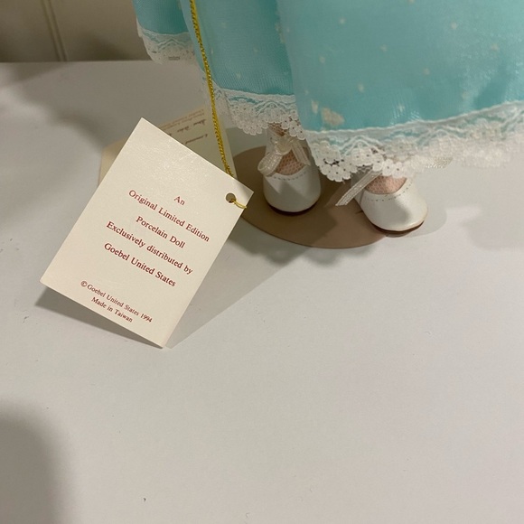 Victoria Ashlea Originals Collector Porcelain Doll Susan on Display Stand - Picture 5 of 5